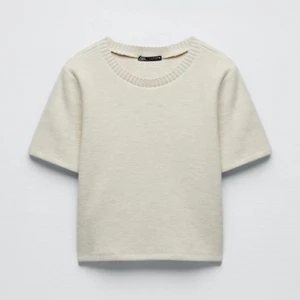 Zara topp - *Lånad bild av Alva Blomdahl*. Säljer denna helt slutsålda soft tröja från Zara i storlek medium! Den är helt ny, oanvänd och prislappen sitter kvar. Säljer den eftersom den inte passade mig💗