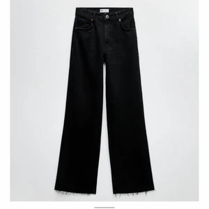 Zara vida jeans - Säljer pga att de ej passade mig. Endast använda ett fåtal gånger så väldigt bra skick frf. Säljer för 150