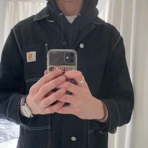 Carhartt Chalk Jacka - Svart Carhartt jacka med vita sömmar. As snygg nu till våren. Den är M men passar mig som brukar ha large. 1300kr nypris. Kan gå ner pris vid snabb affär 