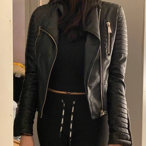Skinnjacka  - Köpt ca 1,5-2 år sedan, sällan använd och är i bra skick. Ordinarie pris 699