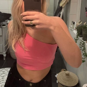 Topp - Säljer min snygga gina topp. Den är super fin till sommaren eller om man vill använda den till fest eller likande. Toppen är i M då S var slut när jag köpte den, den funkar lika bra som en S för mig!! 💕