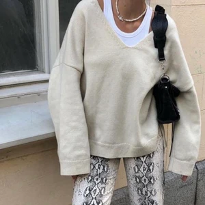 Ulltröja från H&M - Säljer denna fina utsålda ulltröja från H&M i storlek L. (De första två bilderna är lånade från @filippzorz) Sitter perfekt oversize på mig som vanligtvis är en S-M. Jag är dock 1.80 lång varav den kan uppfattas kortare på mig i ärmar osv. Skickar fler bilder på begäran. Kram! ❤️