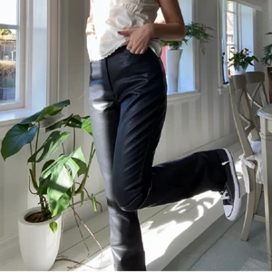 Lxa skinnbyxor - Nästan helt nya lxa skinnbyxor. Köpte dom på plick men de va tyvärr för små. De är slutsålda på hemsidan och nypris är 1099kr. Känns lyxiga i materialet och väldigt sköna och snygga byxor🤩 Fraktar spårbart 