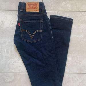 Sänkt pris!!! Mörkblåa Levis jeans i mycket fint skick!❤️‍🔥❤️‍🔥