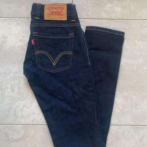 Mörkblå Levis jeans 603 - Sänkt pris!!! Mörkblåa Levis jeans i mycket fint skick!❤️‍🔥❤️‍🔥