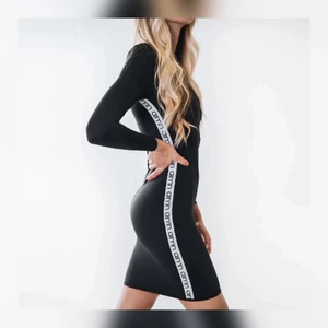 Aim’n klänning storlek XS - Helt oanvänd klänning, prislappen sitter kvar. Endast testad, väldigt fint skick, köparen står för frakten.