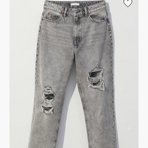 Jeans - Säljer mina gråa jeans med hål i knäna från H&M då dom inte passade. Helt nya med lappar kvar. Storlek 50 men små i storleken 