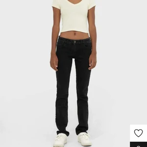 Jeans - Säljer dessa slutsålda lågmidjade jeans från stradivarius köpta på zalando. Köpte de för 359 kr och är slutsåld i alla storlekar. Aldrig använda då jag köpte fel storlek, prislappen kvar. Frakten diskuteras.