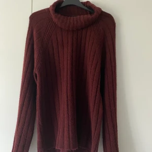 Stickad tröja  - Mörkröd stickad tröja i strl S.