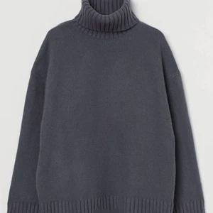 Stickad hm polo grå - Grå stickad tröja från hm med krage. För fler bilder eller mått, skicka privat 💕 Köpare står för frakt på 66kr