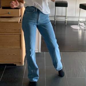 Säljer mina ”Rowe” jeans från Weekday då de tyvärr inte passar längre😩 köparen står för frakten