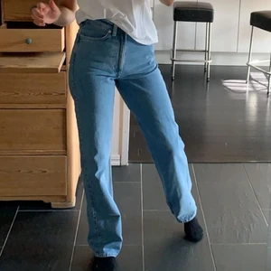 Jeans Weekday - Säljer mina ”Rowe” jeans från Weekday då de tyvärr inte passar längre😩 köparen står för frakten