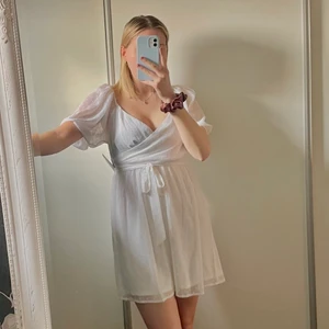 Sommarklänning - Säljer denna fina oanvända klänningen. Funkar perfekt för stunden eller bara en härlig sommardag. Den är oanvänd och har prislappen kvar. Storlek 36