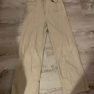 Oanvända vida grå/beiga jeans från H&M  - Omvända byxor från H&M i storlek 38. 
