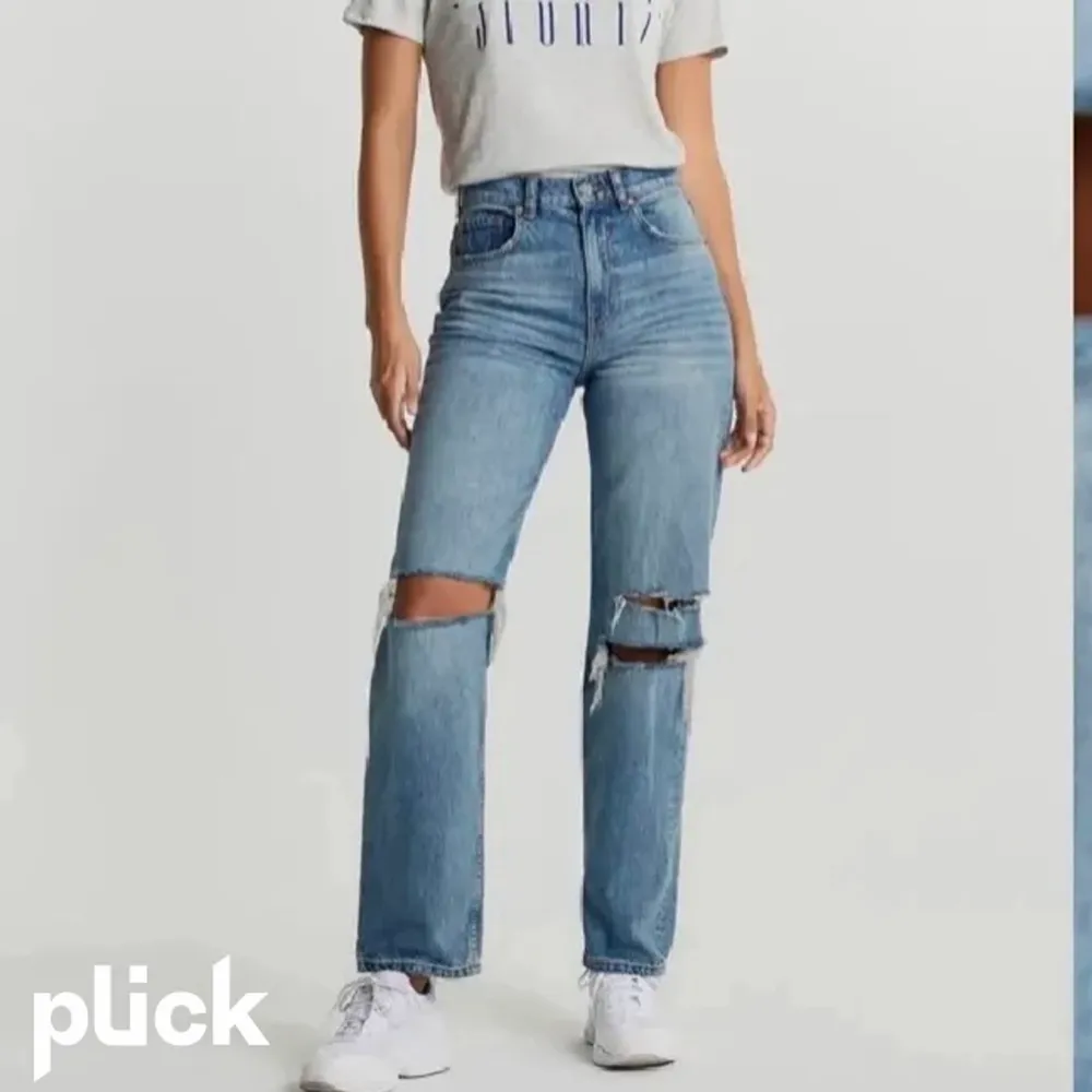 Lånade bilder! superfina jeans från Gina tricot i modellen 90s high waist jeans i storlek 34. Använda men i gott skick 🤍 Ett av hålen har blivit lite större än vad det var när jag köpte dem men inget som stör. 180kr + frakt . Jeans & Byxor.