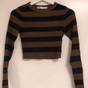Zara randig långärmad  - säljer denna superfina och populära tröja från Zara! Säljes pga att jag inte tycker att jag passar i den helt enkelt. Den är i toppfint skick! och endast använd 1/2 gånger😋