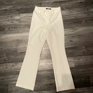 Kostymbyxor  - Kostymbyxor från bikbok modell ”Vilma” Helt kär i dessa byxor jag köpte från en tjej här på Plick men tyvärr är de för små för mig (därför inga bilder med dem på) De är i perfekt skick och med underkläder som liknar sin hudfärg är de inte alls genomskinliga:) Skriv gärna privat för bättre bilder eller vid frågor💗 