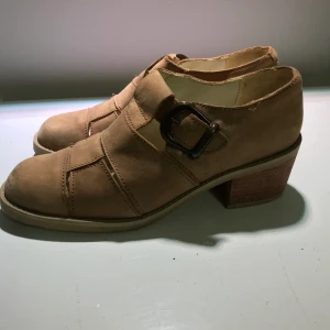 Skor  - Snygga skor i beige. Bull Haed. Storlek 38. Obetydligt använda. Frakt tillkommer.