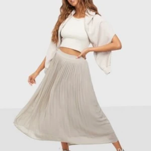 Veckad Midi-kjol - Snygg och skön kjol från Vila, använd 1-3 gånger, en underkjol och ett fint veckat mesh-tyg över. Storlek S men passar även M. Köparen betalar frakt💜