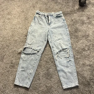 Mom jeans ungefär  - Ett par vanliga jeans med hål storlek 36 