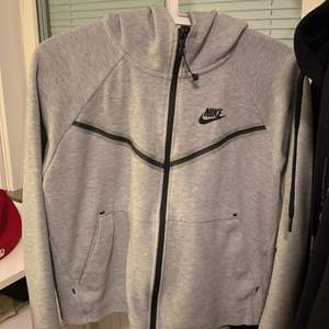 Säljer mina båda nike tech fleece för 800-eller 1 för 450. Svar stl M och Grå stl S