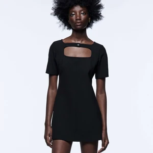 Zara klänning - Helt slutsåld zara klänning, säljer då den inte passade mig! Oanvänd med prislapp kvar, tror inte den kommer komma tillbaks i lager 💓 endast provad 