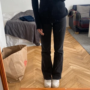 Bootcut jeans - Grå svarta flared/bootcut jeans. Strl 36. Skriv vid fler frågor eller bilder💙