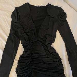 Svart klänning  - Svart klänning från Nelly, använde den endast en gång på en fest. Klänningen är strl m men den sitter fint på en s oxå. 