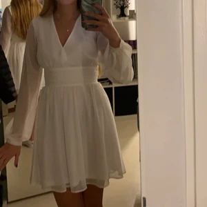 Klänning  - Min avslutningsklänning. Ihop sydd vid ringningen då jag tyckte den var för djup men går att spretta upp om man vill ha den så. Använd 1 gång inga fläckar eller något trasigt på den. 