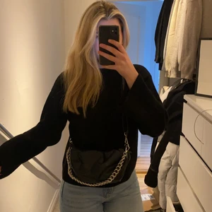 Svart väska kedja - En svart väska som går att ha både över axeln och crossbody, använder inte så det är silvermedaljer 