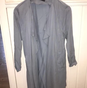 Ljusblå vårkappa  - Tunn ljusblå vårkappa från Gina tricot storlek 36