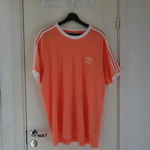 Adidas t-shirt  - Adidas t-shirt, aldrig använd. Har man några frågor eller vill ha fler bilder är det bara till att skriva. Betalning via swish.