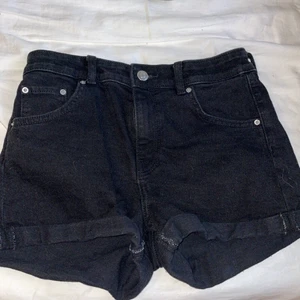 Shorts  - Svarta shorts ifrån bershka i storlek 36. Aldrig använda 