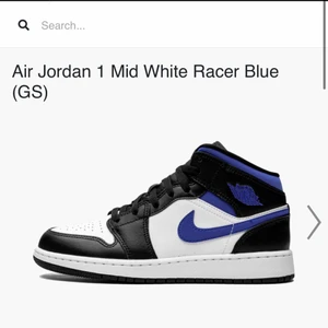 Jordan 1 blue - Skit snygga sneakers, säljer för att dom inte används mer! Är du intresserad kan ja skicka fler bilder! 💕nypris 2250