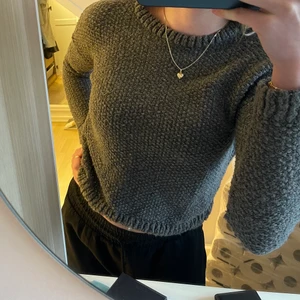 Grå stickad tröja - Säljer denna superfina stickade tröjan. Sparsamt använd! Hör av er vid frågor❣️❣️⭐️