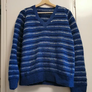 Stickad vintage pullover tröja, retro, M - En jättefin blå stickad tröja köpt i vintage-butik. Troligtvis hemmastickad då den saknar spår av lappar. Uppskattas till M. Hojta om du vill ha exakta mått🙋‍♀️🌸