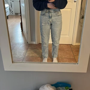Jeans - Säljer dom här jättefina jeansen för dom ej kommer till användning längre♥️ Dom är ganska små i midjan, även högmidjade. Utslängda från knäna. Skriv om intresserade💘
