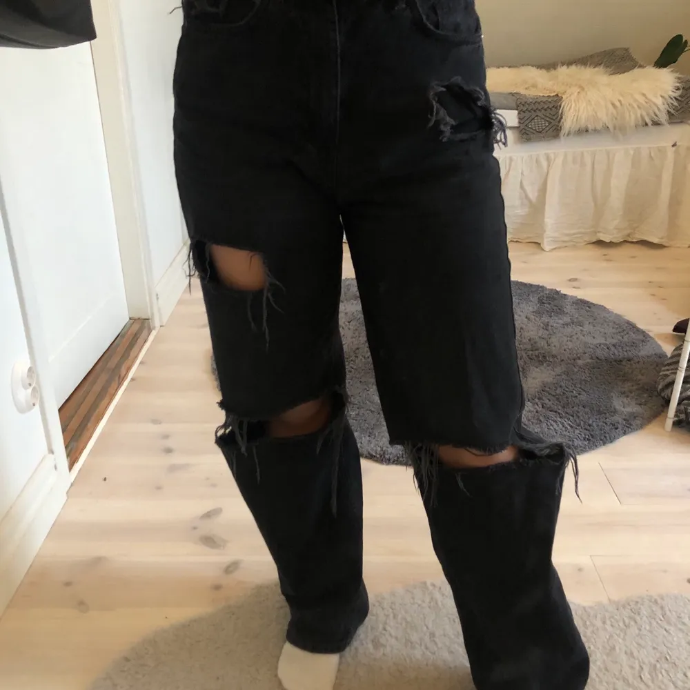 Säljer ett par svart, breda, håliga jeans. Bra i skick! Pris: 170 + frakt💗. Jeans & Byxor.