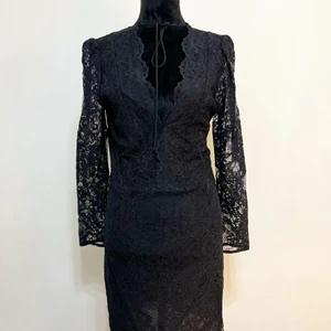 Svart midispetsklänning - H&M storlek 44 - Svart midiklänning i spets från H&M. Oanvänd och är i nyskick. Kommer ej till användning då den är lite liten på mig men den är så fin. Säljs för 199kr