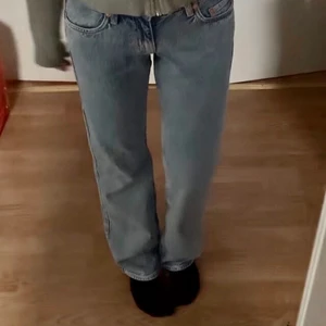 Lågmidjade jeans - Säljer mina fina jeans från weekday i modellen Arrow.  Köptes i somras och har inte blivit använda, och därför är dem nu för korta i benen. 😢 höj bud med 20kr varje gång, frakt ingår även i priset. Köpt för 500kr.  (Första bild lånad)