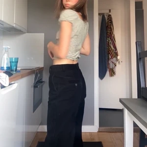 Vida manchesterbyxor svarta - 90s loose/vida manchesterbyxor som man kan både ha som lågmidjade eller högmidjade med skärp😍 Helt otroligt snygga och sköna. När jag bär de lågmidjade blir de lite ”skrynkliga” vid benen och ger riktigt 90s vibe (är 167)