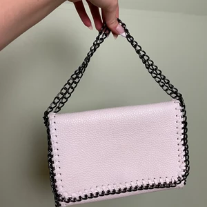 Vit kedje väska  - Vit kedjeväska. Går att få lång oxh kort band beroende på om man dubbelviker kedjan i väskan 🦋🦋 har lagt ut massa nytt så in & kolla🌸🌸 rabatt vid köp av flera plagg eller accesoarer ✅✅