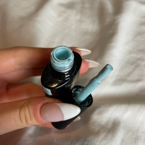 Blått gel lack  - Blått gel lack. Förpackningen har fått lite smuts på sig men lacket är endast använt 2 gånger 💚💚 säljer massa andra nagel saker så in och titta mina andra annonser 💚💚 💗 ger rabatt vid köp av flera produkter 💗