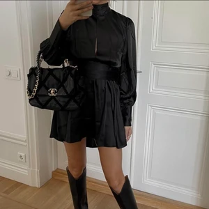 Svart klänning - Superfin svart klänning från Lovisa Wallins kollektion tillsammans med bubbelroom. Dock en av plagen hon valde att inte sälja, därav finns bara några få av denna. Jättefin siden klänning!