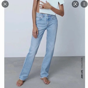 Zara jeans - Oanvända Zara Mid Rise Straight Jeans. Använda 1 gång. Säljs inte längre. Strlk 40, jag är 175 och dem sitter väldigt bra i längden