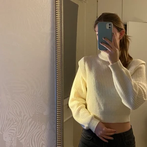 Stickad tröja med volanger  - Använt få gånger, alltså är den i super bra skick👍 