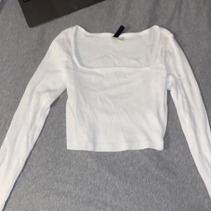 square neck top - Ribbad långärmad croptop med fyrkantig halsring, använd 1 gång. passar s och xs