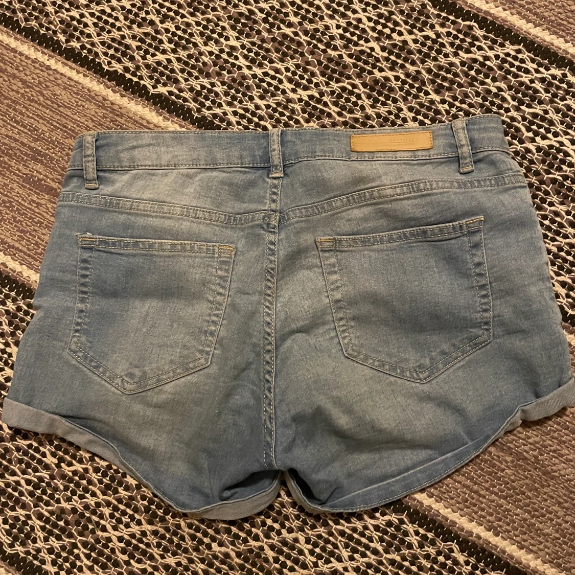 Normalmidjade kortbyxor från Amisu  - 90