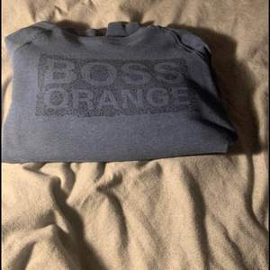 Säljer min Hugo Boss Orange sweatshirt i storlek M. Tröjan säljs pga att den är för liten för mig. Den är i fint skick och har inga som helst skönhetsfel.  Hämtas i centrala Malmö och betalningen sker via swish. Kan eventuellt fraktas men då står köparen för frakten.