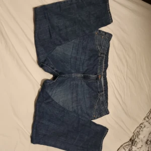 Raka jeans  - Ellos raka jeans storlek 52. Sparsamt använda, ålder okänt. Hela och rena, katt finns i hemmet.